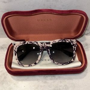 Gucci sunglasses with gucci case & cloth